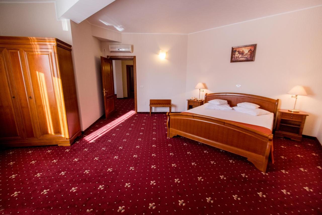 Hotel Amadeus Focşani Extérieur photo